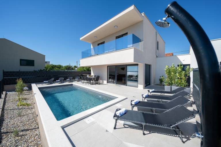 Fully equipped pleasant villa with private pool, patio & yard | Pets allowed — photo 3