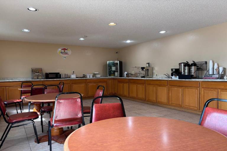 Super 8 By Wyndham Pontiac — photo 5