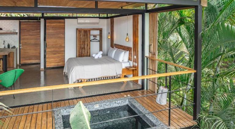 Vacation home with terrace, private pool & garden in Puntarenas