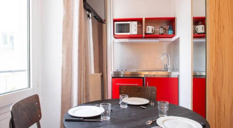Serviced apartment with patio — photo 3