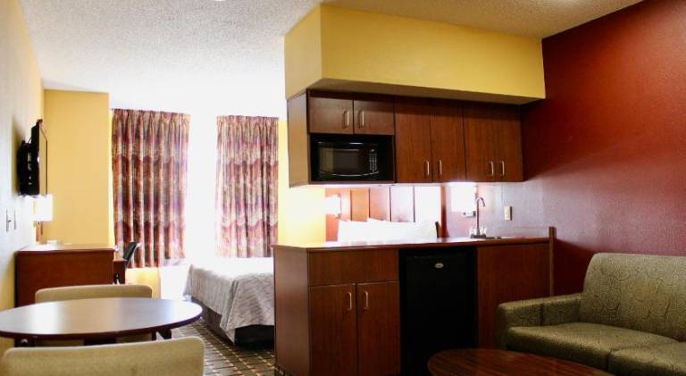 HomeTown Inn & Suites - Longview, TX — photo 2