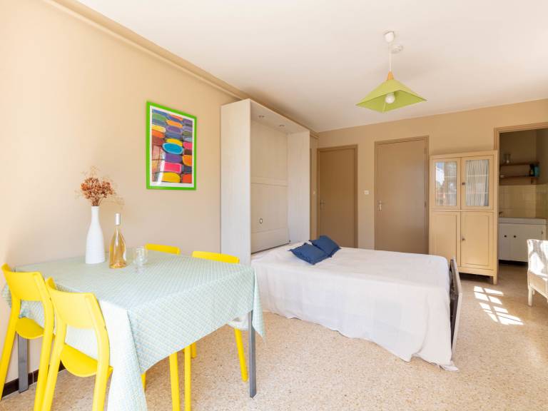 Holiday apartment with patio & yard — photo 4