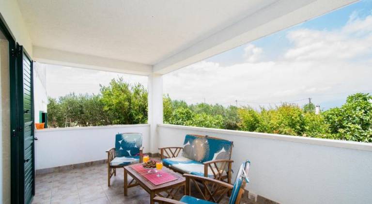 Rental apartment with terrace & garden in Supetar