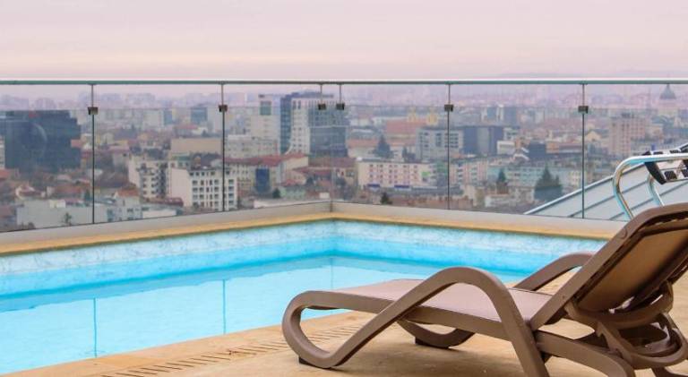 Pleasant serviced apartment with hot tub, private pool & garden | Close to National Museum of Transylvanian History | Pet-friendly in Cluj-Napoca