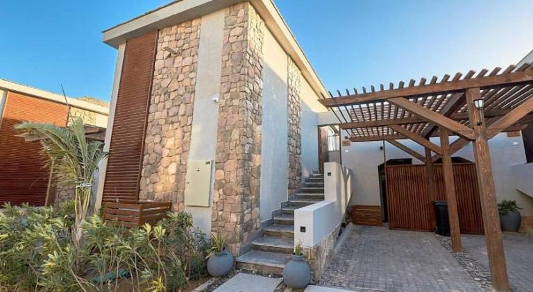 House with pool — photo 4