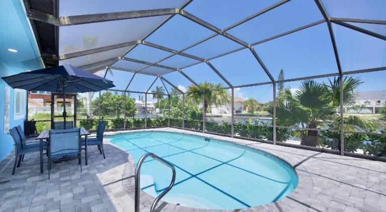 Vacation home with pool — photo 3