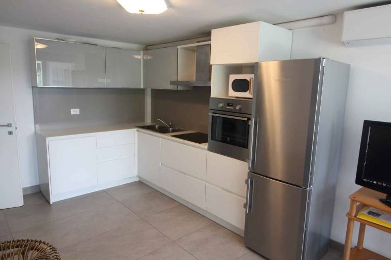 Rental apartment with patio & yard — photo 5