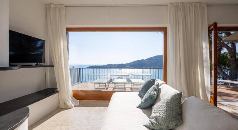 Modern and Elegant apartment with a spacious sea view terrace overlooking Palmaria Island Bright des in Portovenere