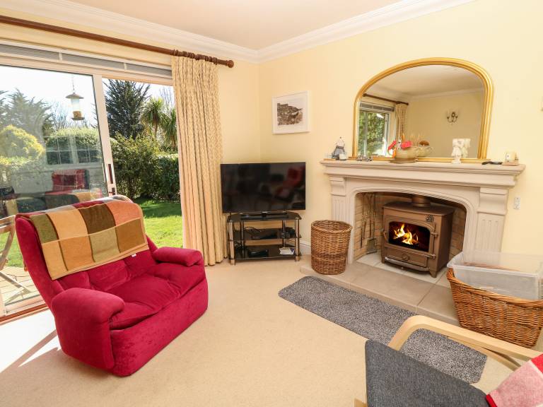 Fully equipped pleasant cottage with yard | Beach view | Pets allowed — photo 4