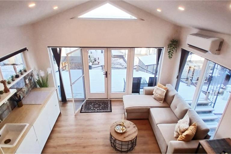 Loft-Sleeps5-Parking-Spa-LakeViews-PetFriendly — photo 3