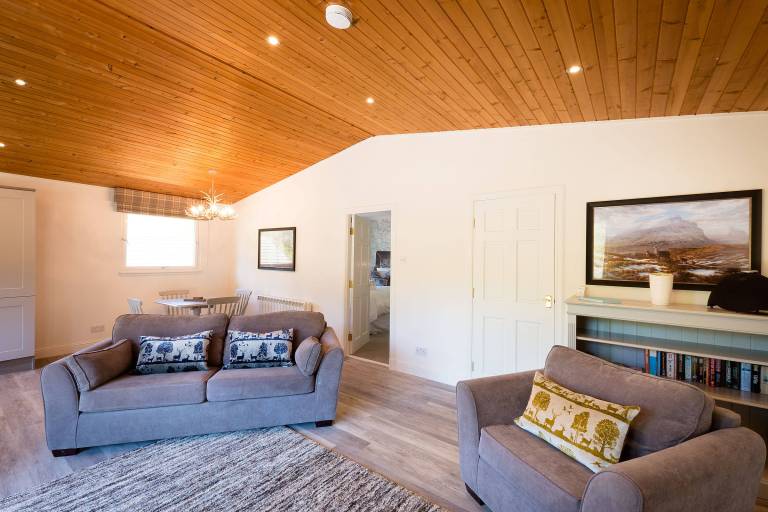 Deerstalker Lodge cozy lodge with wood burner — photo 5