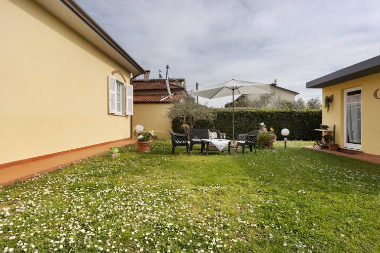 Apartment 'Lunigiana - Casa Anita with Private Garden, Wi-Fi and Air Conditioning' — photo 2
