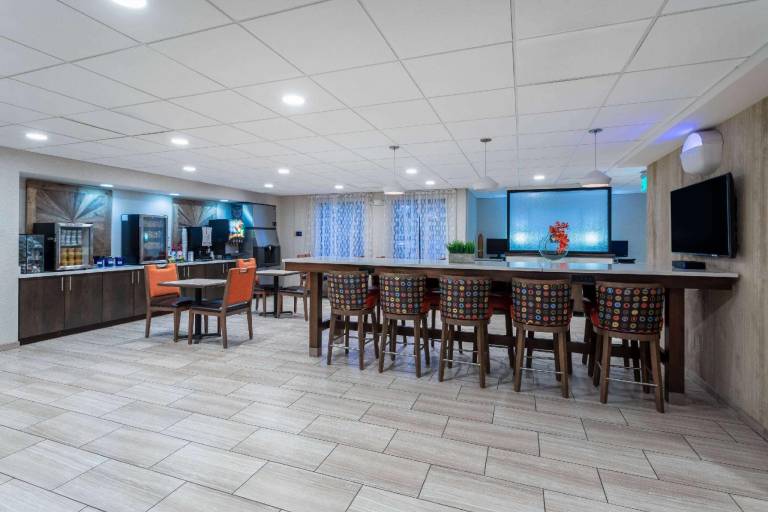 Days Inn & Suites by Wyndham Denver International Airport — photo 3