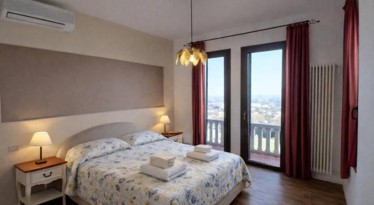 House with BBQ, yard & hot tub in Bologna