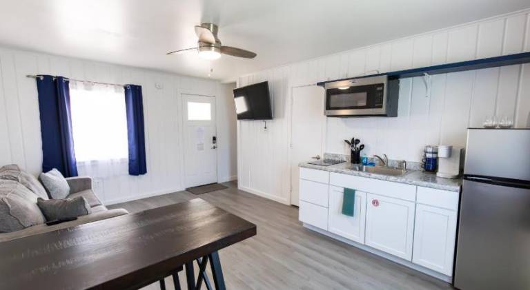 Anchor Bay Inn and Suites — photo 2