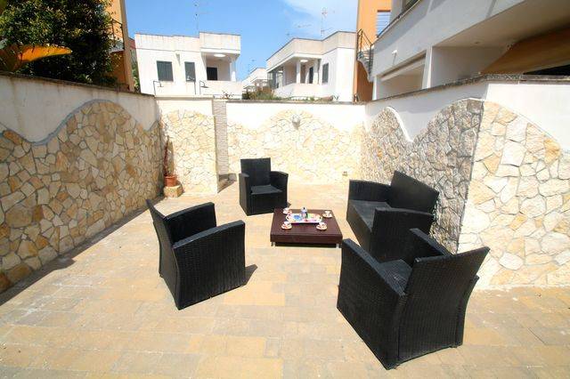 Apartment with terrace & yard | Garden view — photo 4