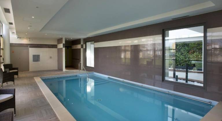 Serviced apartment with pool, yard & terrace — photo 2