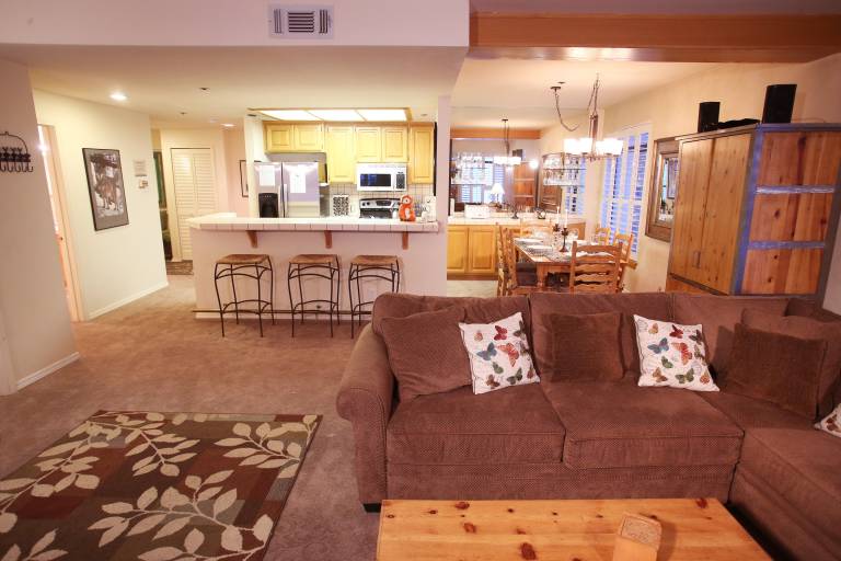 Child-friendly spacious condo with sauna, hot tub & pool | Mountain view | Next to the ski | Pets are welcome — photo 2