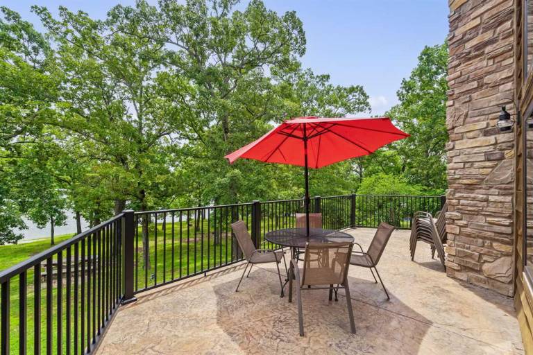 Vacation home with BBQ & pool — photo 3