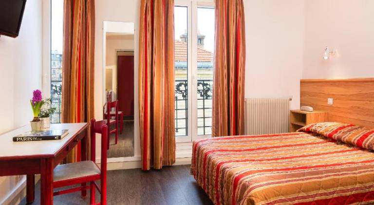 Serviced apartment with patio in Vanves