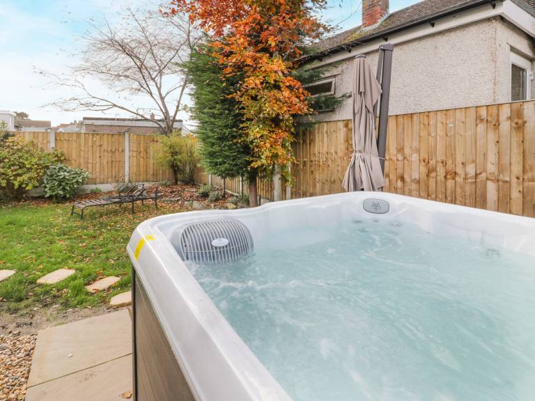Child-friendly beautiful cottage with yard & jacuzzi | Beach view | Dogs allowed in Conwy
