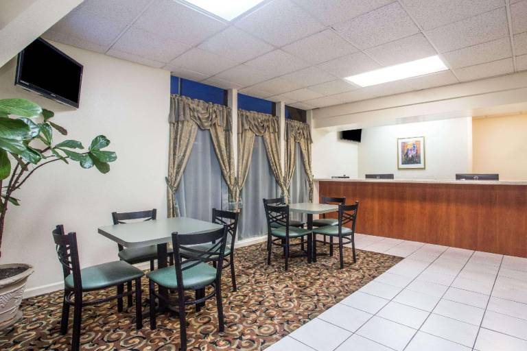 Days Inn by Wyndham Ocala North — photo 3
