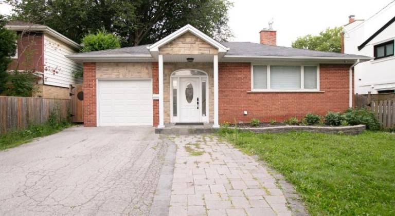 Vacation home with patio, BBQ & garden in Richmond Hill, ON