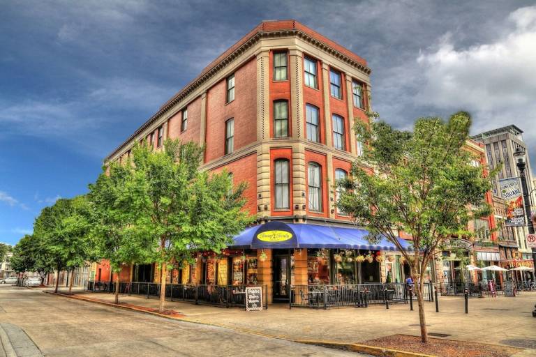 Apartment Market Square