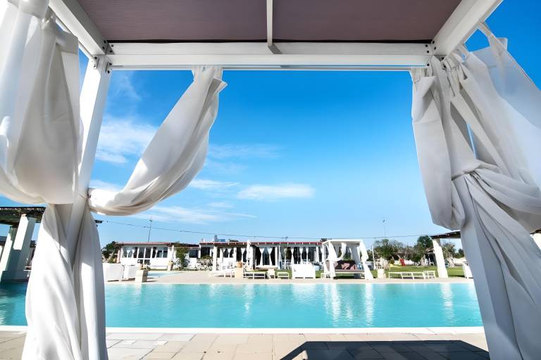 Serviced apartment with pool, terrace & yard in Alezio