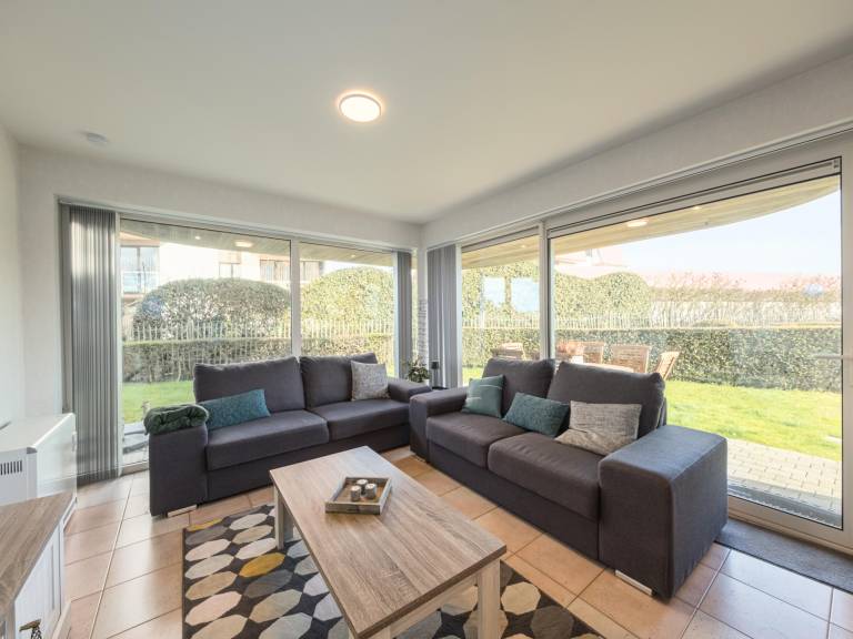 Apartment with patio & garden in Middelkerke