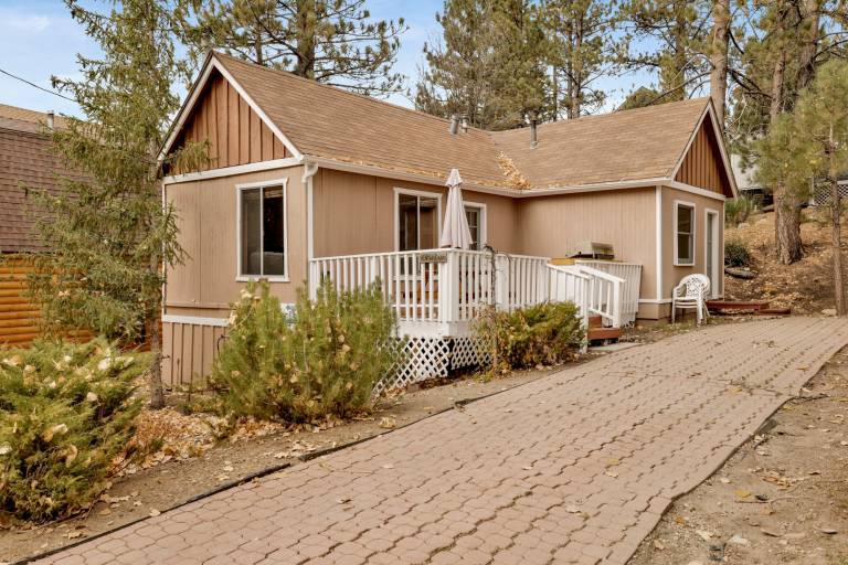 Cabin with pool & barbeque | Mountain view in San Bernardino, CA