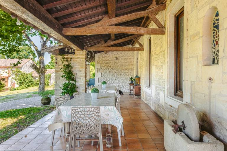 Vacation home with terrace, pool & grill | Garden view — photo 2