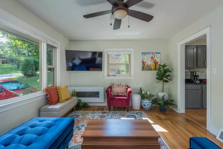 Davenport Cottage Pet Friendly Walking Distance to Haywood Rd in West AVL — photo 2