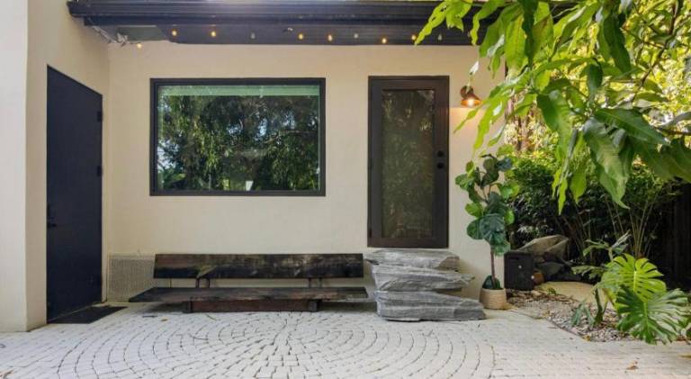 House | Next to Design District — photo 5
