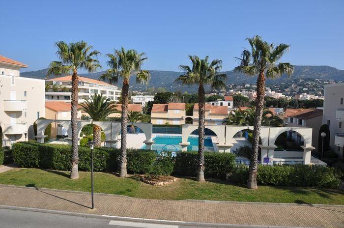 Holiday apartment with yard & pool | Sea view — photo 2