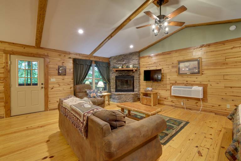4 Mi to Beaver Lake: Peaceful Log Cabin w/ Deck! — photo 4