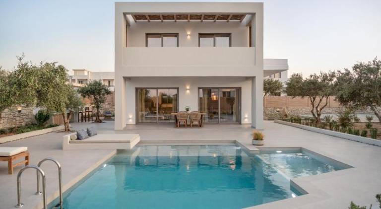 Villa with pool, barbecue & yard in Platanias