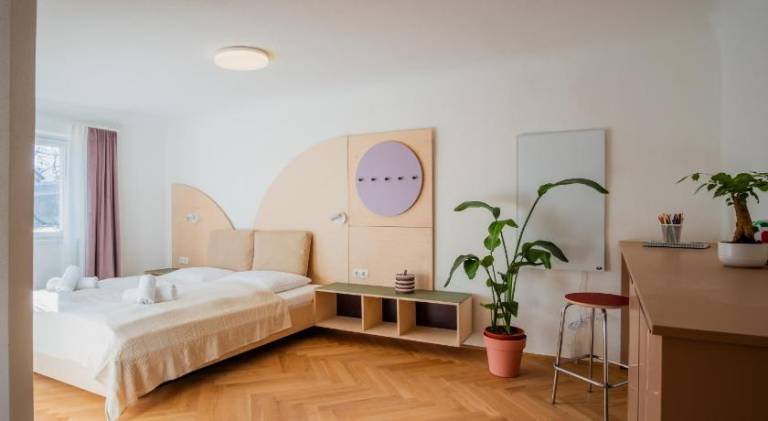 Apartment with patio | Close to Goldenes Dachl — photo 2