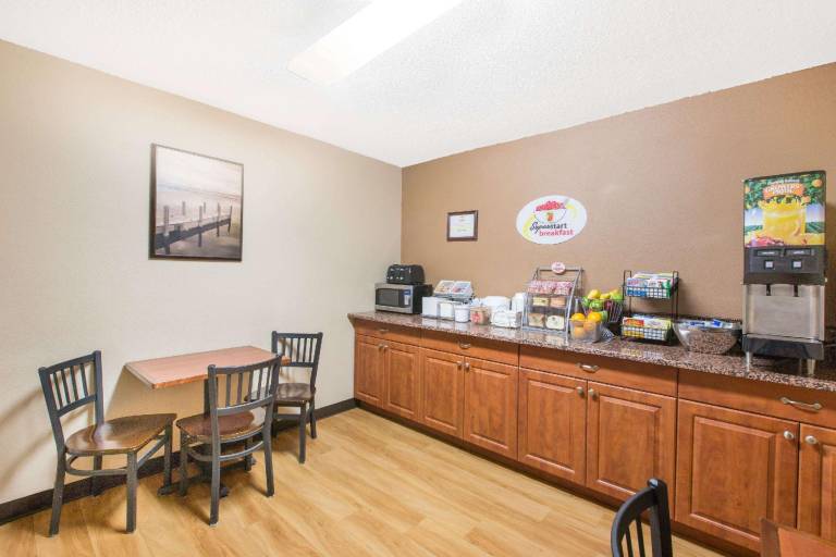 Super 8 By Wyndham Fairmont — photo 3
