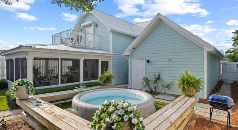 Newly Renovated 2-min Walk to the Beach The Coastal Cottage by AvantStay in Hollywood, FL