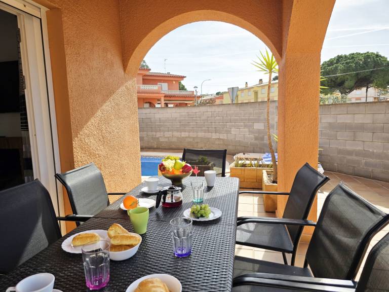 Fully equipped big villa with patio, BBQ & yard | Close to the beach | Pet-friendly — photo 3