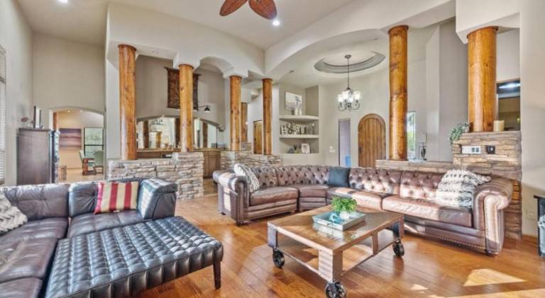 Sleeps 25 • Heated Pool and Spa • Pickleball Court — photo 4