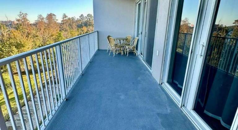 Serviced apartment with yard, pool & hot tub | Dogs allowed — photo 4