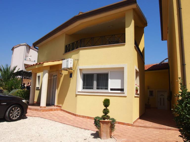 Beautiful villa with pool & yard | Dogs allowed — photo 2