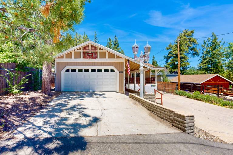 Lazy Bear Cabin Dog-friendly home with private hot tub, ping-pong, basketball & firepit — photo 3