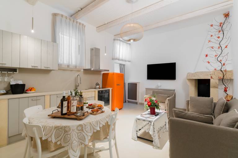 Bacchus Luxury Home Ancient Suite in Otranto: Spa Tub, Fireplace, Parking, Wi-Fi, AC — photo 2
