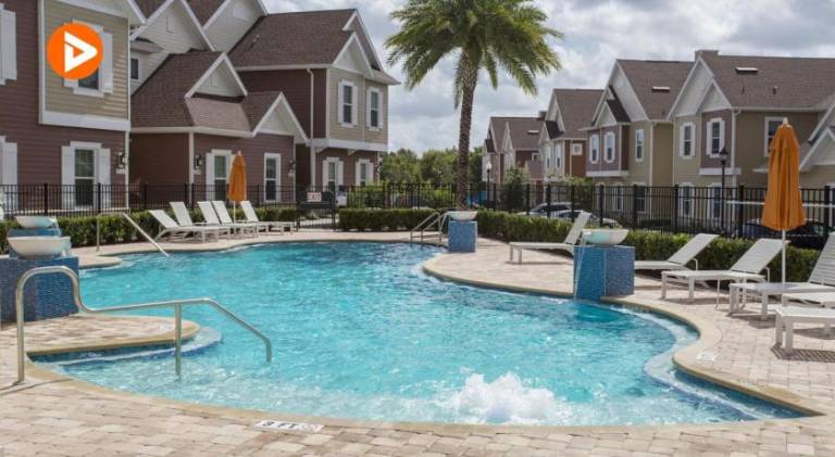 House with pool — photo 3