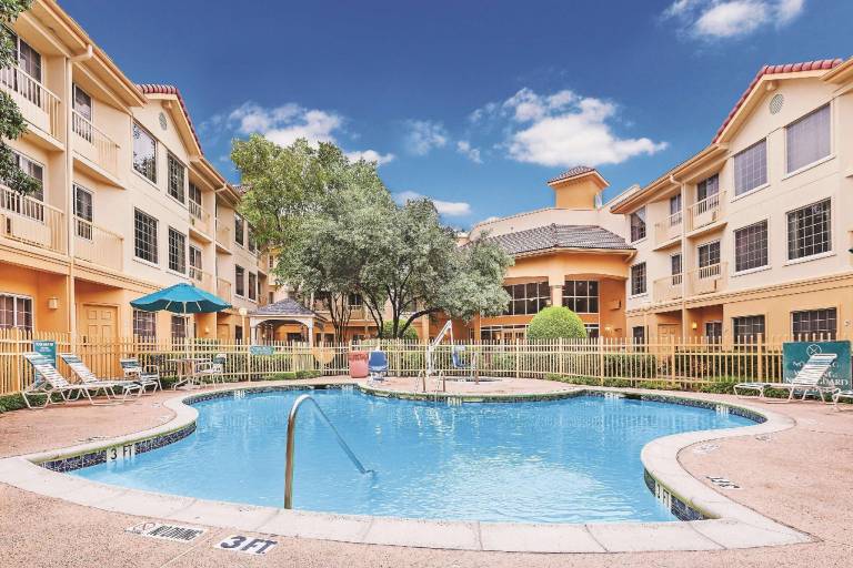 La Quinta Inn & Suites by Wyndham Dallas - Addison Galleria — photo 5