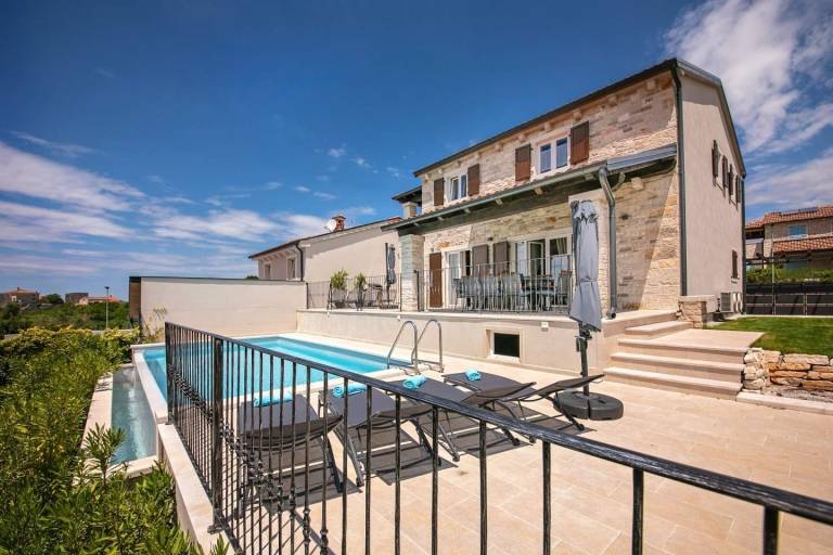 Villa with terrace, yard & grill — photo 3
