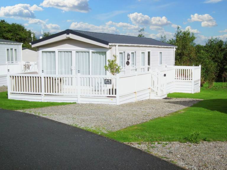 Cottage with pool & yard | Beach view — photo 2